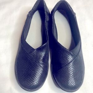 Clarks cloud steppers black slip on shoes